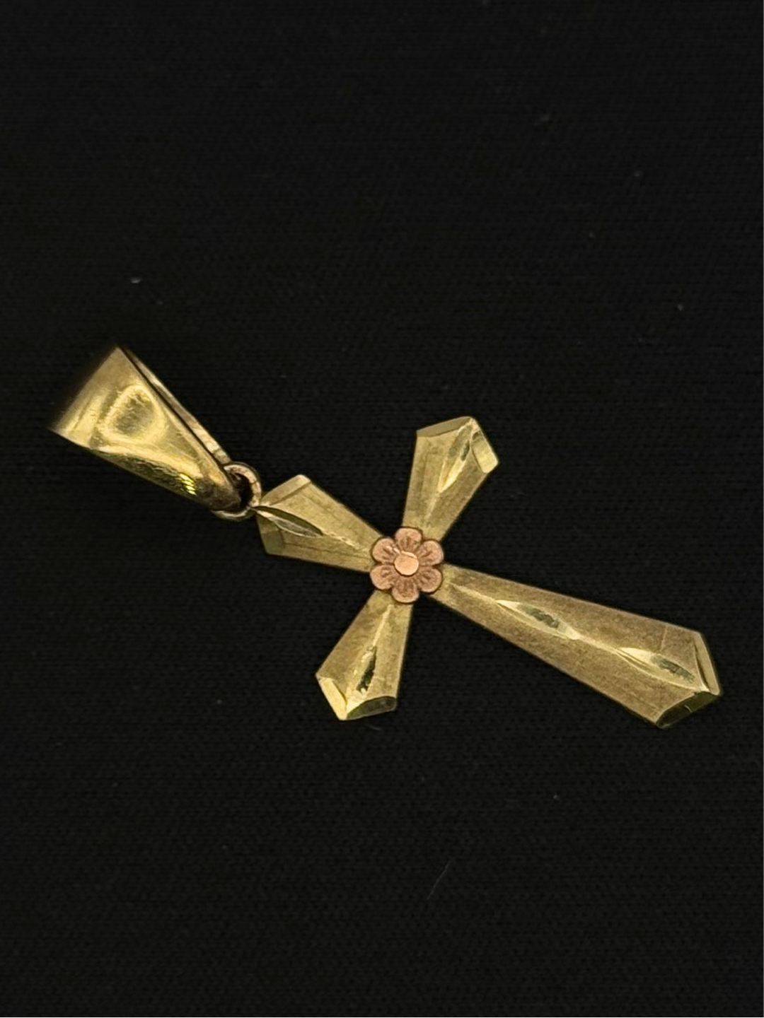 10K GOLD DIA CUT CROSS PENDANT WITH RODE GOLD FLOWER ON.