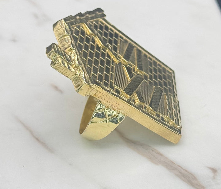 10K GOLD NUGGET CUT TRAP HOUSE RING