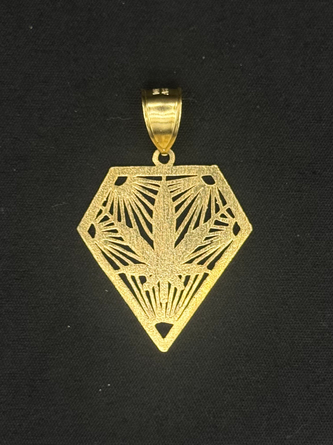 10K GOLD LEAF WITH DIAMOND SHAPE DIA CUT PENDANT