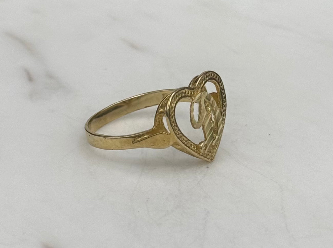 10K GOLD HEART SHAPE DIA CUT D INITIAL RING