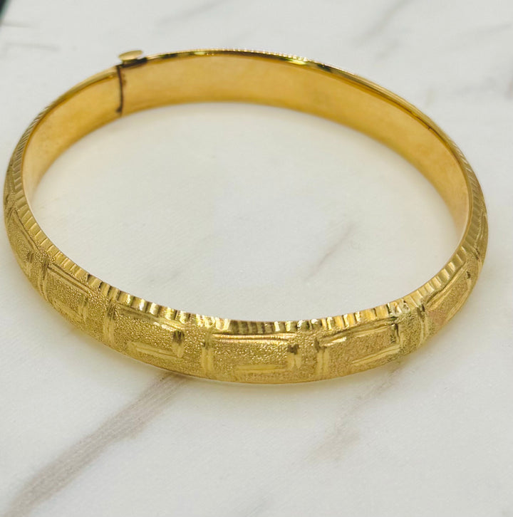 10K Y/G DIAMOND DUST GREEK DESIGN BANGLE