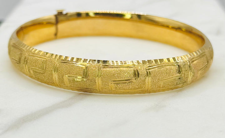 10K Y/G DIAMOND DUST GREEK DESIGN BANGLE